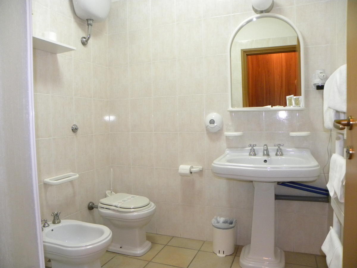 Alba Sporting Hotel Rocca di Mezzo Phòng bức ảnh